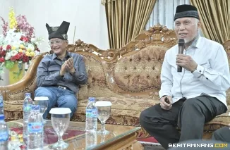Dalam suasana akrab di ruang VIP BIM, Jumat malam (2/5/2025), Gubernur Sumatera Barat Mahyeldi Ansharullah menggelar jamuan makan malam paparkan proyek strategis ke Menteri Pekerjaan Umum dan Perumahan Rakyat (PUPR) Dody Hanggodo. Foto: Adpim Sumbar