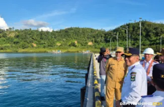 Gubernur Sumatera Barat (Sumbar), Mahyeldi Ansharullah beserta sejumlah pihak terkait melakukan peninjauan ke Pelabuhan Panasahan, Painan, Kabupaten Pesisir Selatan, Selasa (7/5/2025). Foto: Adpim Sumbar