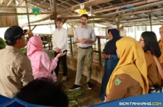 Minister Counsellor, Hans Ebbensgaard Murillo bersama rombongan dari Kedutaan Besar (Kedubes) Kerajaan Denmark ketika mengunjungi Peternakan Sapi Perah Permata Ibu Serambi Milk, Selasa (29/4/2025). Foto: Kominfo Padang Panjang