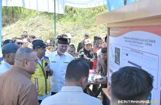 Menteri Pekerjaan Umum (PU) RI, Dody Hanggodo, meninjau langsung kerusakan jalan lintas dan jembatan sementara penghubung Kabupaten Solok dan Kabupaten Solok Selatan di kawasan Aie Dingin, Sabtu (03/05/2025). Foto: Adpim Sumbar