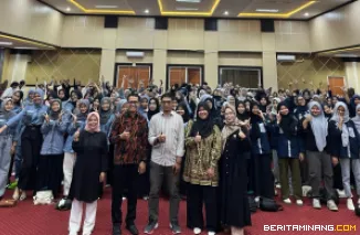 Kegiatan Proyek Akhir Mata Kuliah Retorika dan Keterampilan Berbicara bertempat di Auditorium Kampus FBS UNP Air Tawar Padang pada Rabu (28/5). Foto ET.