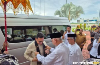 Gubernur Sumbar Mahyeldi Ansharullah ketika menyambut kedatangan Menteri Perdagangan (Mendag) RI, Budi Santoso di VIP Bandara Internasional Minangkabau (BIM), Kabupaten Padang Pariaman, Jum'at (9/5/2025). Foto:Adpim Sumbar