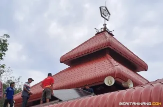 Masjid Buya Syafii Maarif di Sumpur Kudus Selatan Kabupaten Sijunjung Sumatera Barat melakukan peralihan energi dari energi kotor ke energi tenaga surya. Panel surya dipasang pada Jumat (2/5) lalu. Foto: Mosaic Indonesia