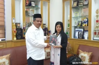 Dekan FBS UNP Prof. Dr. Ermanto, S.Pd., M.Hum. dan Pengelola Nan Jombang Dance Company setelah meninjau persiapan kegiatan di Kampus FBS UNP Air Tawar Padang pada Senin (5/5).