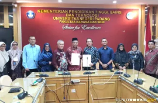 Penandatanganan kerja sama oleh Pimpinan FBS UNP dan Perumda PSM pada Rabu (28/5) bertempat di ruang sidang FBS Kampus UNP Air Tawar Padang. Foto MR.