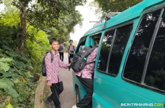 Siswa di Padang Panjang saat menggunakan Angkutan Gratis setiap Selasa dan Kamis. Foto: Kominfo Padang Panjang