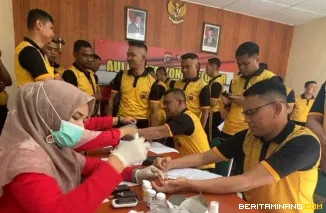 Suasana pemeriksaan kesehatan di Mako Brimob, Jumat (9/5/2025). Pemeriksaan dilakukan petugas Puskesmas Bukit Surungan (Busur). Foto: Kominfo Padang Panjang