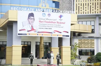 Rektor URektor UNP, Krismadinata, Ph.D ketika memimpin upacara peringatan Hari Pendidikan Nasional (Hardiknas) 2025 Jumat pagi (2/5/2025) di lapangan Gedung Rektorat UNP. Foto: Humas UNP