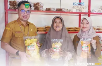 Dessy (tengah) memperlihatkan Keripik Talas yang pemasarannya sudah dikenal masyarakat Sumatera Barat, Riau dan Pulau Jawa. Foto: Kominfo Padang Panjang