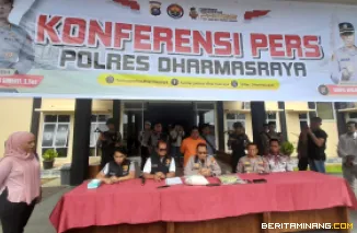 Kapolres Dharmasraya,AKBP Purwanto Hari Subekti,yang didampingi Kasat Reskrim Polres Dharmasraya, Iptu Evi Hendri Susanto dalam Konferensi press Jumat (16/05/2025) di halaman Polres Dharmasraya. Foto: Eko