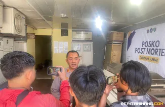 Kapolres Dharmasraya  AKBP Purwanto Hari Subekti, S.Sos  ketika diwawancarai  awak media di Rumah Sakit Bhayangkara Polda Sumbar. Foto: Eko