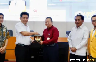 Wakil Rektor Bidang Perencanaan, Kerja Sama, dan Hubungan Internasional UNP, Dr. rer. nat. Deski Beri, S.Si, M.Si, serahkan cindera mata ke Dr. Agam Bayu Suryanto, SE., MBA, Kepala Divisi Kerjasama & Pengembangan LPDP. Foto: Humas UNP