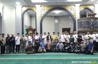 Kegiatan Subuh Mubarak Universitas Negeri Padang bertempat di Masjid Raya Al-Azhar, Air Tawar Padang pada Jumat (9/5) pagi ini. Foto ET.