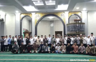 Kegiatan Subuh Mubarak Universitas Negeri Padang bertempat di Masjid Raya Al-Azhar, Air Tawar Padang pada Jumat (23/5) pagi ini. Foto ET.