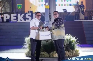 Wali Kota Padang Panjang, Hendri Arnis (kanan) mendapat kepercayaan untuk mengemban amanah sebagai Wakil Ketua III Apeksi Wilayah I dalam Muskomwil yang diselenggarakan di Bukittinggi, Selasa (29/4/2025). Foto: Kominfo Padang Panjang