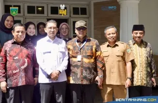 Wali Kota Padang Panjang, Hendri Arnis berfoto usai serahkan proposal pengembangan kawasan PDIKM, Rest Area, dan kawasan wisata Mifan kepada Menteri Kebudayaan RI, Fadli Zon, Selasa (29/4/2025) di Bukittinggi. Foto: Kominfo Padang Panjang