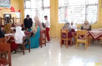 Suasana antusiasme masyarakat untuk mendaftarkan anak-anak mereka ke SMP Negeri 6 Padang Panjang, Selasa (10/6/2025). Foto: Kominfo Padang Panjang