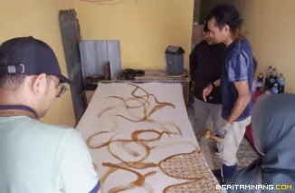 Suasana di galeri Batik Asrat, Sabtu (14/6/2025) saat Tim Dinas Perdakop UKM mengunjunginya. Foto: Kominfo Padang Panjang