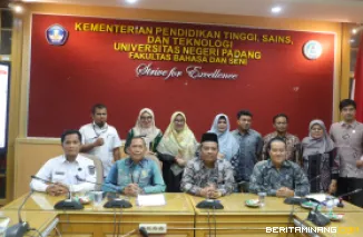Penandatanganan Naskah Kerja Sama bertempat di ruang sidang FBS UNP Kampus Air Tawar Padang pada Rabu (11/6). Foto MR.
