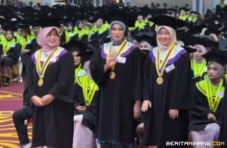 Tiga lulusan Program Studi Doktor Ilmu Keguruan Bahasa FBS Universitas Negeri Padang. Foto MZ.