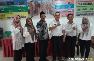 Kepala Sekretariat Bawaslu Kabupaten Pesisir Selatan,  Rinaldi dan tim saat melakukan pengawasan di sebuh nagari. Foto: Bawaslu Pessel