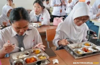 Pelajar SLTA ketika menikmati MBG. Foto:Dok.BGN