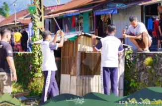 Petugas sedang membongkar sebuah bangunan liar sepanjang rel kereta api di Padang Panjang, Jumat (20/6/2025). Foto: Kominfo Padang Panjang