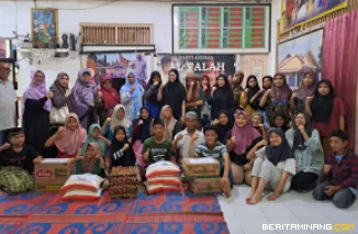 Pengurus dan anggota Darmawanita Persatuan Fakultas Matematika dan Ilmu Pengetahuan Alam Universitas Negeri Padang melaksanakan kegiatan anjangsana ke Panti Asuhan di Kota Padang pada Kamis (19/6). Foto ET.