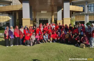 Rektor Universitas Negeri Padang meluncurkan Klub Senam Jantung Sehat Darmawanita Persatuan UNP pada Jumat (13/6) bertempat di halaman depan Rektorat Kampus UNP Air Tawar Padang.Foto ET.