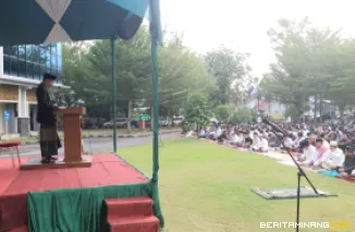 Pelaksanaan salat Iduladha pada Jumat (6/6) di halaman Rektorat Kampus UNP Air Tawar Padang.