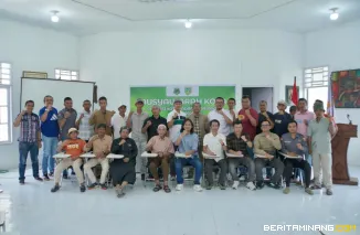 Riky Putra resmi terpilih aklamasi sebagai Ketua Pordasi Padang Panjang, Batipuah, dan X Koto periode 2025--2029, Ia bepose bersama, Sabtu (21/6/2025), di Aula Pertemuan Disporapar Padang Panjang.  Foto: Kominfo Padang Panjang