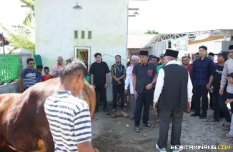 Wagub Sumbar), Vasko Ruseimy ketika menyerahkan bantuan sapi kurban dari Presiden Republik Indonesia, Prabowo Subianto di Kompleks Pondok Pesantren (Ponpes) Perkampungan Minangkabau, Minggu (8/6/2025). Foto:Adpim Sumbar