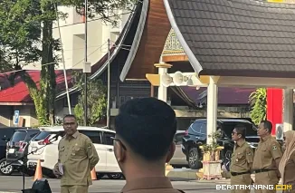 Sekretaris Daerah Provinsi Sumatera Barat (Sekdaprov Sumbar) defenitif, Arry Yuswandi memimpin apel pagi perdana di halaman Kantor Gubernur Sumbar, Senin (16/6/2025). Foto: Adpim Sumbar