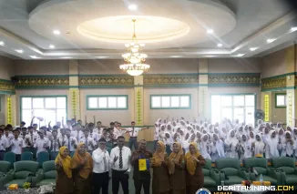 Sekretaris Universitas UNP, Dr. Erianjoni, S.Sos., M.Si., foto bersama 165 siswa SMA Negeri 2 Gunung Talang yang berkunjung ke  Universitas Negeri Padang (UNP) Senin (16/6/2025). Foto: Humas UNP