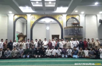 Kegiatan Subuh Mubarak Universitas Negeri Padang bertempat di Masjid Raya Al-Azhar, Air Tawar Padang pada Jumat (20/6) pagi ini. Foto ET.