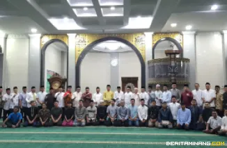 Kegiatan Subuh Mubarak Universitas Negeri Padang bertempat di Masjid Raya Al-Azhar, Air Tawar Padang pada Jumat (13/6) pagi ini. Foto ET.