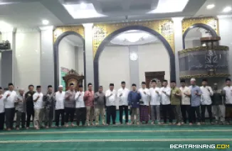 Kegiatan Subuh Mubarak Universitas Negeri Padang bertempat di Masjid Raya Al-Azhar, Air Tawar Padang pada Jumat (27/6) pagi ini. Foto ET.