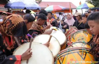 Para anak muda Minangkabau ketika menabuh Tambua Tasa. Foto:Andika Putra Wardana