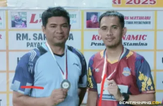 Tim Bulu Tangkis Universitas Negeri Padang (UNP), yakni Dr. Zulfadhli, S.S., M.A. (Dosen Fakultas Bahasa dan Seni) dan Dr. Eval Edmizal, M.Pd. (Dosen Fakultas Ilmu Keolahragaan). Foto ET.
