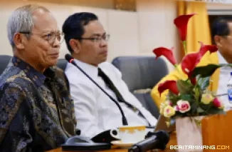 Ketua Umum LAMDIK, Prof. Dr. Muchlas Samani, ketika memberikan kuliah umum didampingi Rektor UNP Krismadinata, Ph.D, Senin (16/6/2025) di Ruang Sidang Senat Lantai 4 Gedung Rectorate and Research Center UNP. Foto: Humas UNP