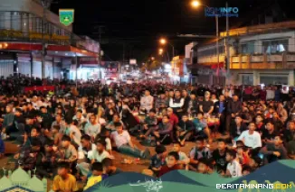 Suasana penuh semangat dan kebersamaan menyelimuti kawasan Videotron depan PDAM, Kamis (5/6/2025) malam, saat ratusan warga kota memadati lokasi untuk nonton bareng (nobar) pertandingan Timnas Indonesia melawan China. Foto: Kominfo Padang Panjang