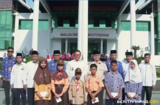 BAZNAS Kota Bukittinggi salurkan zakat pendidikan bagi pelajar tingkat SD, SMP, MI dan MTsN se-Kota Bukittinggi,di halaman Balai Kota, Kamis, (17/07).