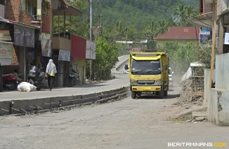 Kondisi jalan penghubung penghubung Payakumbuh--Lintau sepanjang 1,3 kilometer yang kini sedang dikerjakan Pemerintah Provinsi Sumatera Barat (Pemprov Sumbar) melalui Dinas BMCKTR, , Selasa (8/7/2025). Foto: Adpim Sumbar