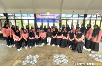 Pengurus dan anggota DWP UNP melaksanakan kegiatan Leadership & Growth Camp bertempat di kawasan Lubuk Minturun Padang pada Sabtu dan Minggu (19-20/7). Foto ET.