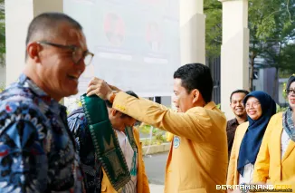 Wakil Rektor Bidang Perencanaan, Kerja Sama, dan Hubungan Internasional, Dr. rer. nat. Deski Beri, S.Si., M.Si., ketika menyambut Tim Asesor dari LAMDIK, Rabu (16/7/2025).Foto: Humas UNP