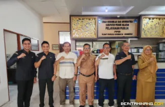 Tim PPID Bawaslu) Kabupaten Pesisir Selatan (Pessel) Provinsi Sumatera Barat, ketika mengunjungi Dinas Komunikasi dan Informatika (Kominfo) yang menjadi PPID Utama Kabupaten Pesisir Selatan, Selasa (29/7/2025). Foto: Bawaslu Pessel