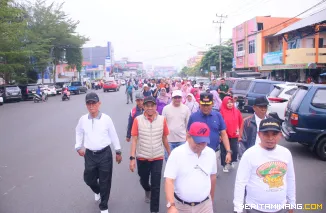 jalan sehat yang digelar Dewan Koperasi Indonesia Daerah (Dekopinda) Kota Payakumbuh bersama seluruh gerakan koperasi se-Kota Payakumbuh, Minggu (27/07/2025).