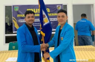 Hazi Zulhakim ketika menerima mandat sebagai  Ketua DPD KNPI kota Padang Panjang  periode 2025-2028 dalam Musyawarah Daerah (Musda) XV di Gedung Putih Youth Centre Disporapar, Sabtu (5/7/2025). Foto: Kominfo Padang Panjang