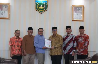 Ketua KPU Padang Panjang, Puliandri dan Ketua Bawaslu, Hidayatul Fajri ketika serahkan dana hibah kepada Wali Kota Hendri Arnis didampingi Wakil Wali Kota, Allex Saputra di Ruang Kerja Wako, Kamis (3/7/2025). Foto: Kominfo Padang Panjang