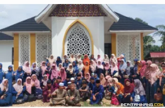Majelis Ta'lim Al Azhar Darmawanita Persatuan Universitas Negeri Padang laksanakan kegiatan Anjangsana dan Rihlah ke Pondok Pesantren Assalam, Sarilamak, Kabupaten 50 Kota pada Kamis (31/7). Foto Dok Ermanto.